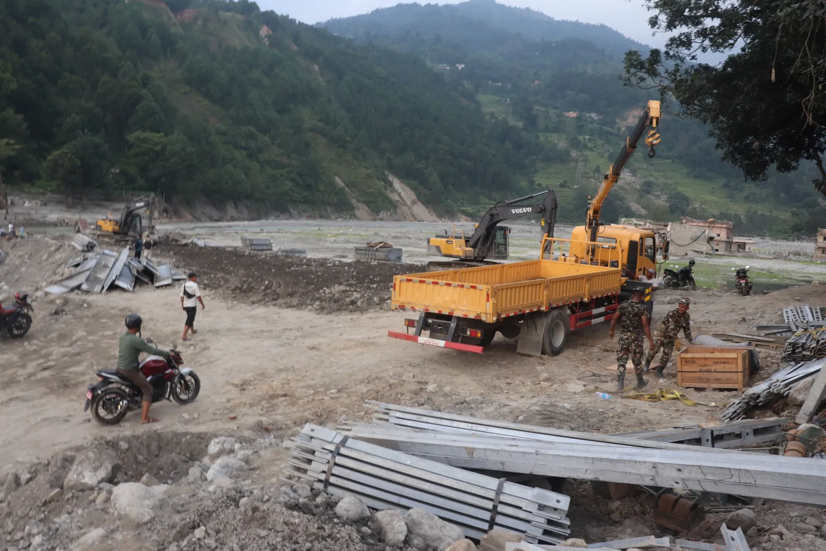नुवाकोट र रसुवा जोड्ने वेत्रावतीमा  बेलीब्रिज जडान सुरु